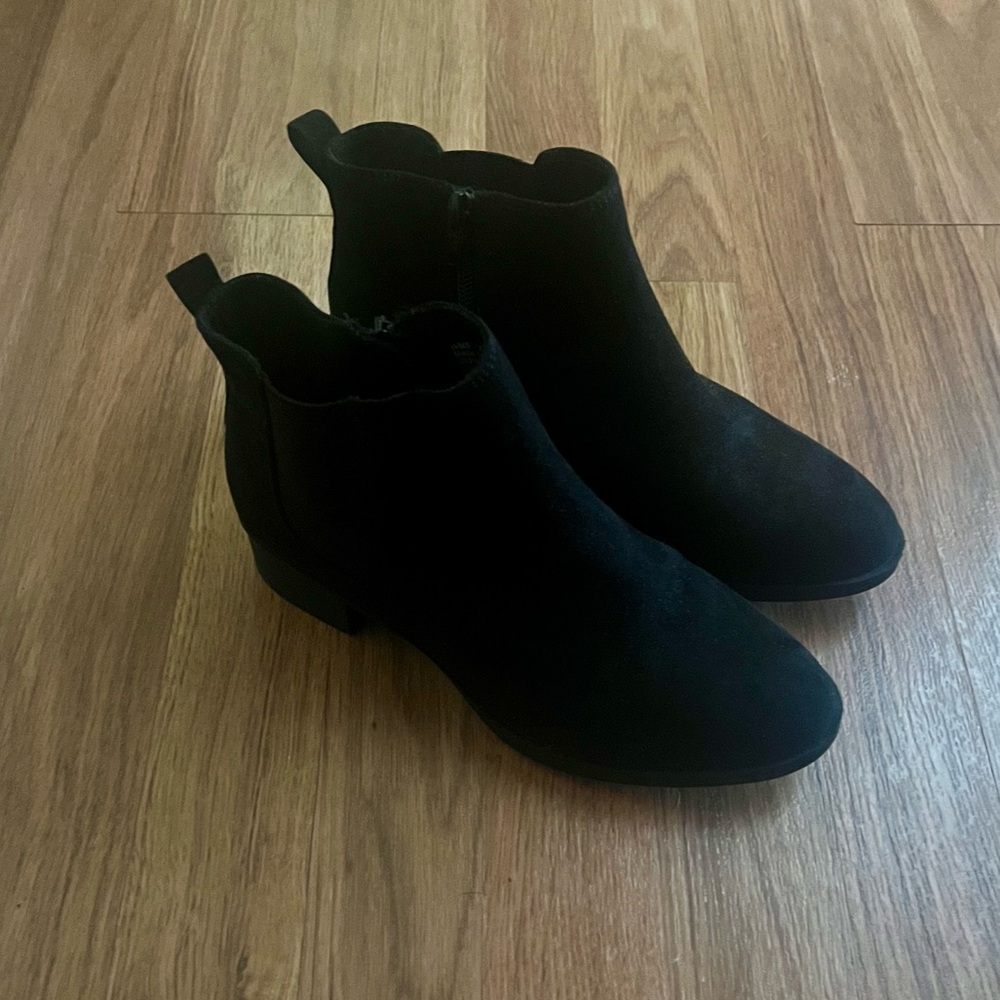 Black size 7 women’s suede booties